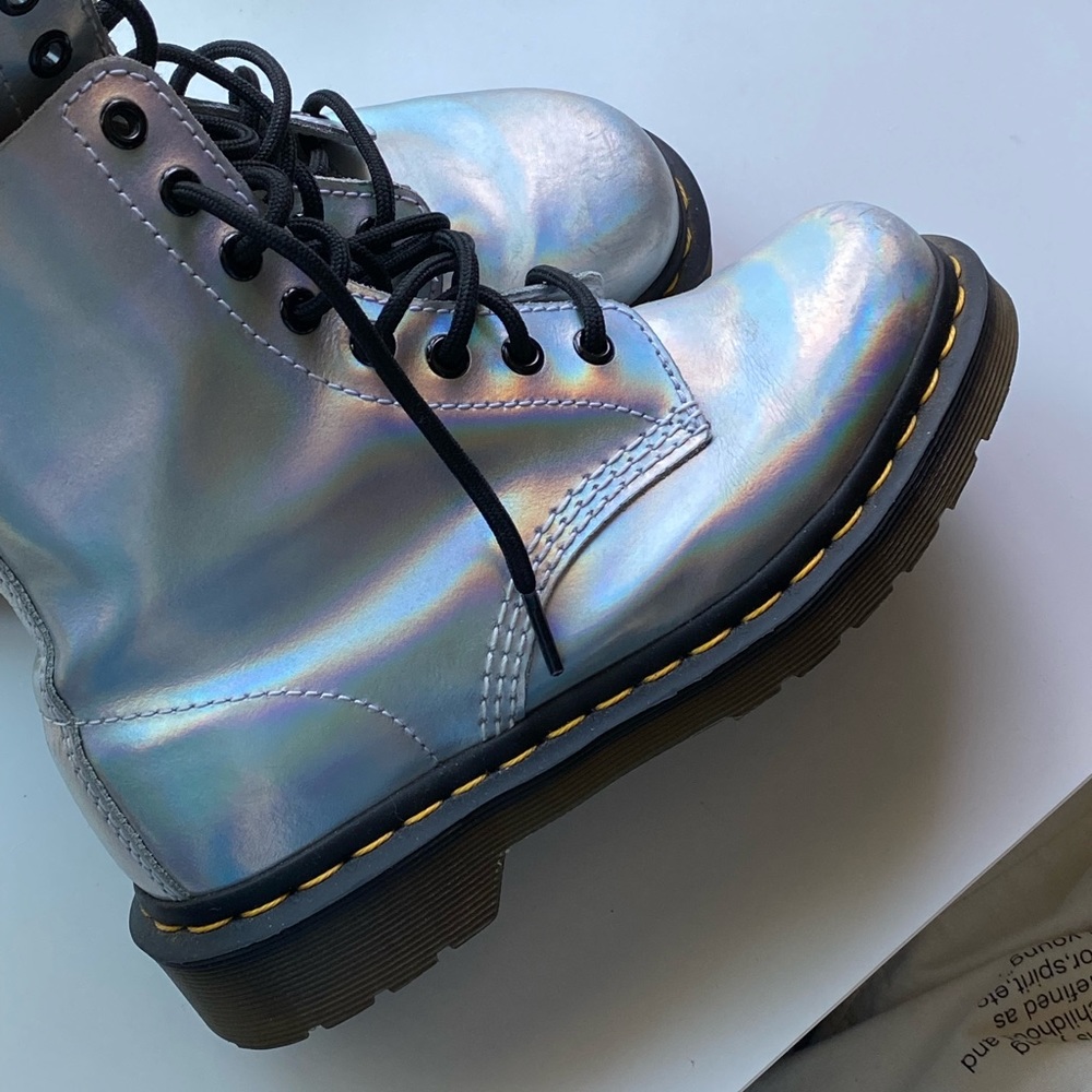 LAST CHANCE: Dr Martens W Size 6 iridescent 8-eye boots